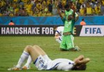 AFP PHOTO | JUAN BARRETO Pemain Kamerun merayakan kemenangan atas Bosnia Herzegovina